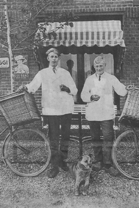 De hondenkar werd halverwege de jaren twintig ingeruild voor een fiets. Foto slagerij Bijlsma (gescand)