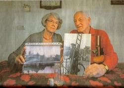 Annie Stellingwerf en Simon Brouwer met foto's van de gasfabriek en hun vader Sjoerd Brouwer. Foto LC/Catrinus van der Veen