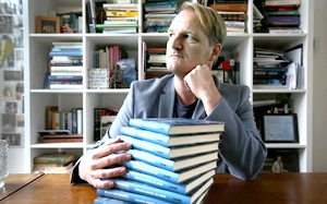 Gerard de Jong met zijn roman 'Blau fan dagen, griis fan onrust'