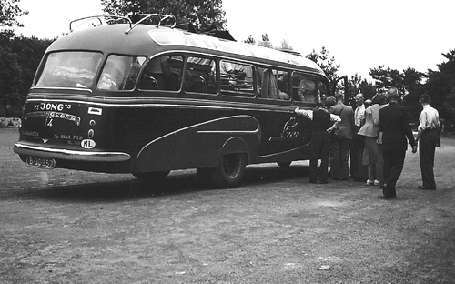 Deze foto werd gemaakt op 9 augustus 1952 tijdens de reis van de winnaars van de Jubileumprijsvraag van de Leeuwarder Courant naar Denemarken. De bus (B-30957) was van de firma De Jong uit Sint Annaparochie.