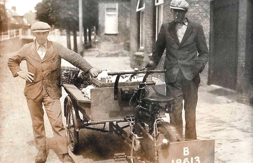 Dirk Tjepkema (links) was groenteboer in Oudebildtzijl. Voor het transport gebruikte hij in de jaren dertig een motorbakfiets. Na de Tweede Wereldoorlag ging hij met een T-Ford op pad.