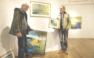 David van Kampen en Hendrik Elings in galerie de Roos van Tudor. Foto Gitte Brugman