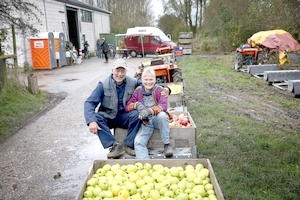 Dirk en Griet de Groot hadden hun appel- en perenoogst mooi op tijd in huis voor de 'Bildtse Smaakroete'. Foto Catrinus van der Veen