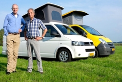 Dick As en Anno Huidekoper voor de E-Fixxer, een elektrische camper van Camperfixx uit Sint Jacobieparochie. VDL gaat er dit jaar dertig van bouwen in Venlo. EIGEN FOTO