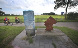 Kapotte informatiezuil aan de Rijksweg in Herbaijum. Foto: Catrinus van der Veen