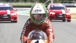 Motorcoureur Jan de Vries tijdens de 95ste verjaardag van de TT Assen