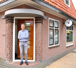 Johannes Ebbens voor het kantoor van Bildt.nu. Foto Jelke de Jager