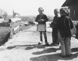 Bij de onderste foto: Klaas Oosterbaan en o.a. Aldert Cuperus bij de ouwe brûg, + 1947