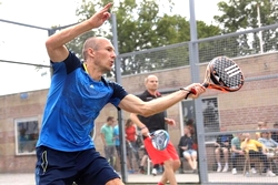 Stervoetballer Arjen Robben is gek op de racketsport padel. (© Foto: Simon Bleeker)