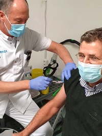 Vaccinatieprik voor huisarts Paul Bögels