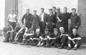 Klas fan 'e Rijks Middelbare Landbouwschool in Luwt op 'e Praktykskoal bij Emmeloord. Sittend tweede fan rechts: Klaas Oosterbaan, + 1960