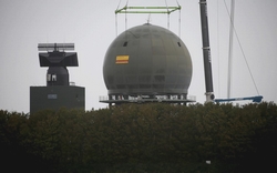 De nieuwe radar (links) en de oude van de Defensiepost in Wier. FOTO CATRINUS VAN DER VEEN