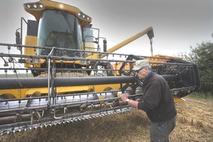 Simon Rienks (79) staat elke zomer te popelen om de 140 hectare graan van het familiebedrijf te oogsten. De grote gele maaidorser is zijn passie. Foto: Niels Westra
