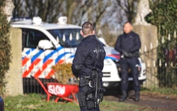 De politie heeft vrijdagochtend een drugslaboratorium gevonden aan de Lange Dyk in Minnertsga. FOTO ANTON KAPPERS