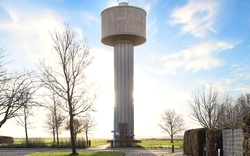 De watertoren van Sint Jacobiparochie wordt niet meer gebruikt door waterbedrijf Vitens en is verkocht. FOTO REBO ERA MAKELAARS