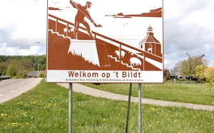 Sinds een paar weken markeren grote bruine streekborden de voormalige gemeente Het Bildt. Foto: Jelke de Jager