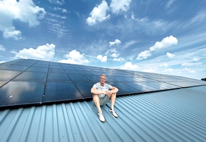 Klaas Bijlsma van de Bildtse Energiecoöperatie op een dak met zonnepanelen in Nij Altoenae. FOTO CATRINUS VAN DER VEEN