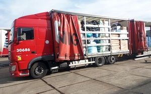 De vrachtwagens met hulpgoederen worden geladen. Foto: Bram van Dijke