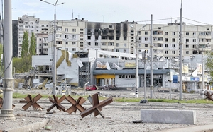 Beeld van verwoestingen in de stad Charkov, van afgelopen woensdag. Op Het Bildt wordt wekelijks gebeden met als motto 'Tijd van gebed voor Oekraïne'. Foto: EPA