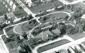 Het dorpsplantsoen achter het voormalige gemeentehuis in Sint Annaparochie in 1950. FOTO Bildts Aigene