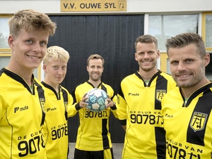 De vijf broers Helfferich. Met vlnr: Matthijs, Ruben, trainer Jelmer, Tiemen en Thomas. Foto: Hoge Noorden/Jaap Schaaf
