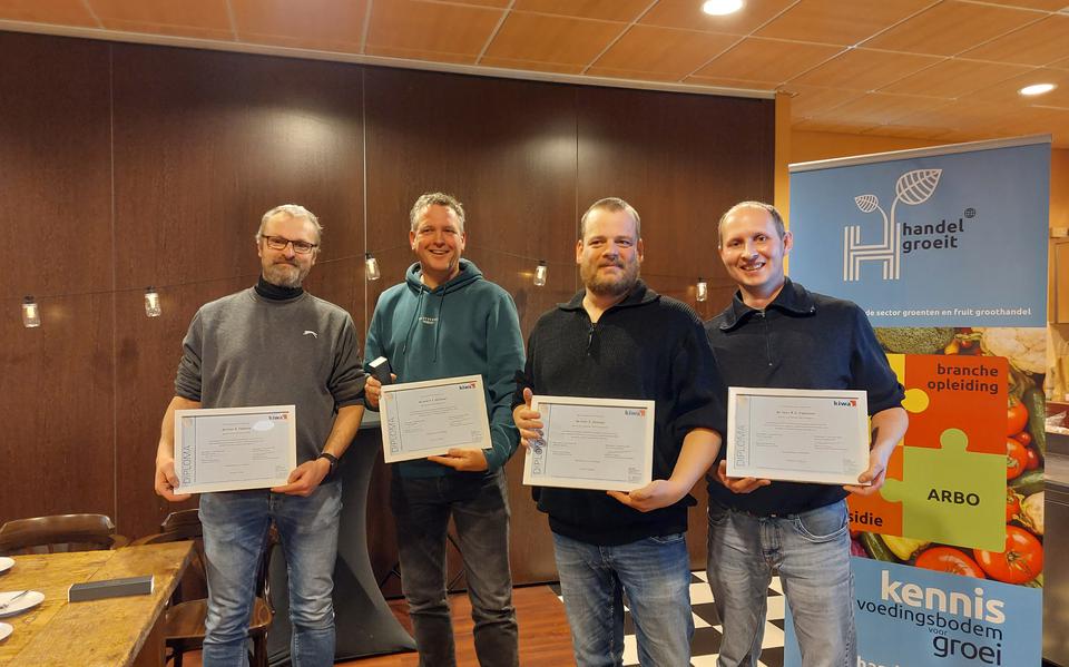 Op de foto vlnr: Arp Feitsma, Theo Weiland, Eelco Overzet en Rinze Peterzon met de ontvangen diploma’s. Foto Smeding