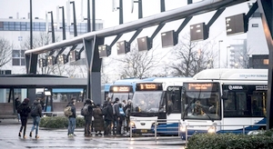 Reizigers stappen in op lijn 70 richting Minnertsga vanaf busstation Leeuwarden. ANP