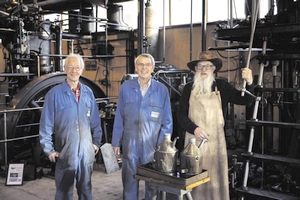 Dirk van Tuinen, Sjoerd Meijer en Piet Grijpma in het motorenmuseum