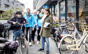Mirjam Bikker (r) op campagne in Zwolle. Foto: Sem van der Wal