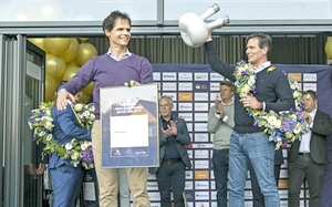 Marc Aandeweg en Bas Nieuwenhuis van Movacolor krijgen de bokaal voor de Friese onderneming van het jaar uit handen van commissaris van de Koning Arno Brok. Foto: Marcel van Kammen