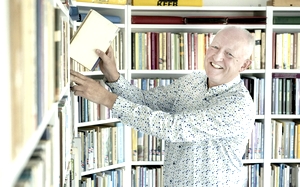 Wiep Koehoorn uit Feinsum heeft alle 512 boeken van de KFFB. Foto: Marcel van Kammen