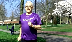 Andries Woudstra (86): 'Ik denk dat ik de halve marathon nog wel kan halen, maar mijn vrouw zegt van 'dat doen we niet'.' (Foto: Livio)