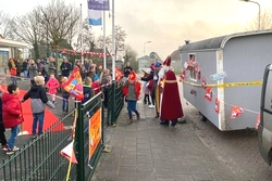 Sinterklaas komt met een busje en bouwkeet op de Noordster in Nij Altoenae. Ingezonden foto
