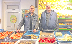Bij de foto: Douwe Offringa (l.) en Jan de Jong in Douwe’s Fruithal.