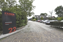 Het woonhuis voor de bedrijfsruimtes van Faber Audiovisuals in Sint Annaparochie staat sinds kort te koop, ook kantoorruimtes en een loods staan in de verkoop. FOTO: MARCHJE ANDRINGA