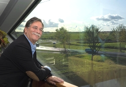 Rein Hagenaars nam na zestien jaar afscheid als bestuurder van Wonen Noordwest Fruiesland FOTO: HOGE NOORDEN/JAAP SCHAAF
