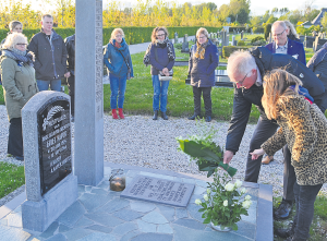 Bij de foto: Wethouder Jan Dijkstra legt bloemen bij het graf van Jan Kaper, op de begraafplaats van St.-Jacobiparochie. Op 4 mei werd op diverse plekken op het Bildt stilgestaan bij de oorlogsslachtoffers, van tijdens en na de Tweede Wereldoorlog. (foto: Jan Bonefaas)