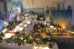 Het sfeervolle winterdorp in Sandra’s woonkamer ademt kerstsfeer. (foto: Bertus Dijkstra)