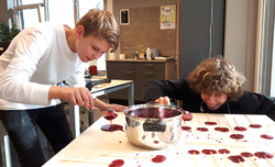 Op de foto zijn Daan Jensma en Yde Feenstra bezig met het  uitgieten van de demomodellen.