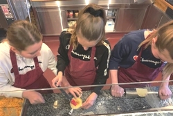 Leerlingen aan het werk in de keuken van de pizzeria. (© Ingezonden foto)