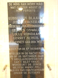 In het voormalige gemeentehuis van het Bildt herinnert een glazen plaquette aan het drama.