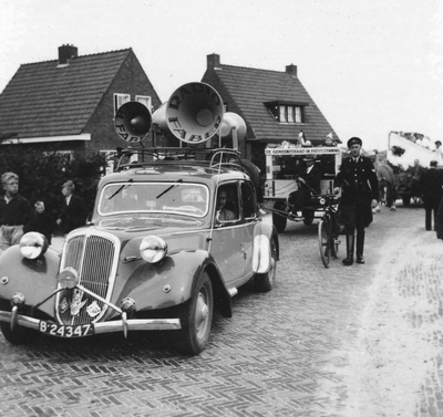 De geluidswagen van Radio Faber (B-24347) uit Sint Annaparochie op de strandweg bij Nes (Ameland) tijdens een bevrijdingsoptocht. Het is een Citro:en Traction Avant 15.