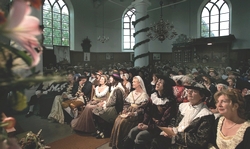 In de Van Harenskerk in Sint Annaparochie werd het huwelijk van Rembrandt en Saskia al eens nagespeeld. FOTO ARCHIEF LC