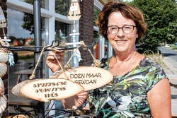 Rennie Steensma bij haar Bildtse bordjesmolen voor het verenigingshuis De Spitsroeden. Foto Jan Spoelstra