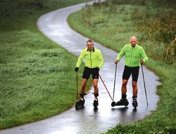 Tjitte Dijkstra (links) en Ton Visser willen met hun Elfstedentocht het skiken promoten. Foto Niels Westra