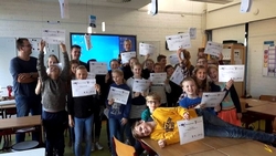 De leerlingen van de Slotschool in Sint Annaparochie tonen trots hun certificaat dat ze na afloop van de Wetenschap & Technieklessen ontvingen. FOTO CAMPUS MIDDELSEE