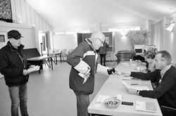 Bij de foto: Stemmen in ’t Jabikshuus. (foto: Jan Bonefaas)