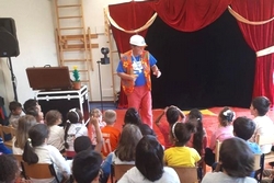 De kinderen genieten van hun eigen circus. FOTO OBS DE TOVERBAL