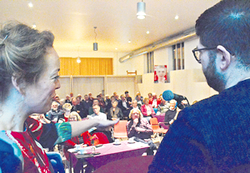 Sietske Poepjes (CDA) en Sijbe Knol (FNP) tijdens het debat in ’t Beerdhuus. (foto: Jan Bonefaas)