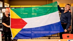 Ali Bronger toont de vlag van het Bildt.   FOTO: JAN SPOELSTRA